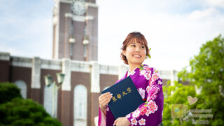 京都大学卒業フォト 袴姿の女子学生と時計台