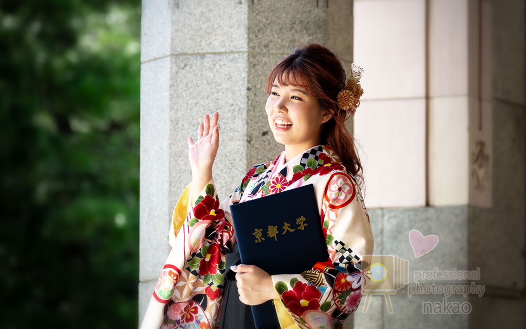 京都大学時計台記念館エントランスでの卒業写真