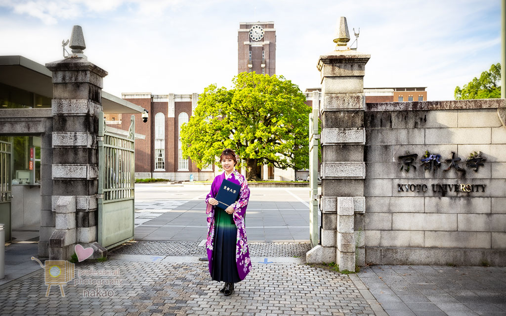 京都大学正門前での記念写真