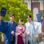 京都大学卒業写真 on location　時計台前広場にて　学友とともに