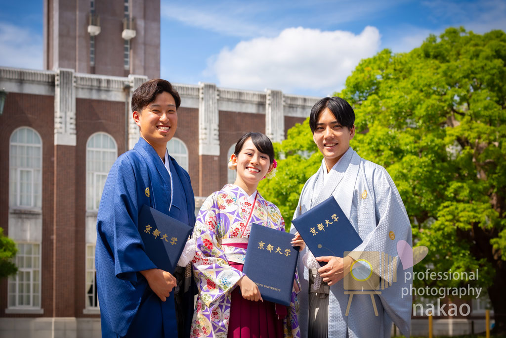 京都大学卒業写真 on location　時計台前広場にて　学友と一緒に