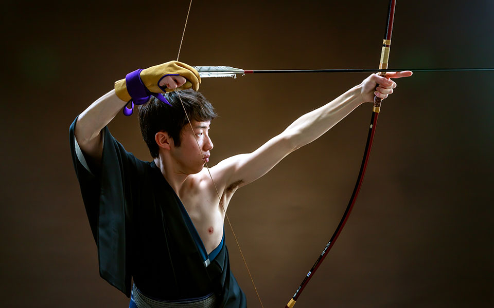 通し矢 出場記念　男性　矢を射る