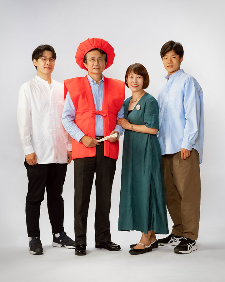 家族と話しながら考える長寿写真撮影のイメージ