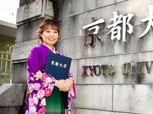 京都大学正門前での卒業写真