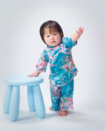 お誕生日の記念写真 なんとか立てるようになった中国の民族衣装の女児