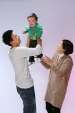 お誕生日の記念写真 背の高いパパに「高い高い」されて喜ぶ男の子