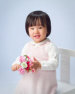 2歳のお誕生日 小さな花束を持って嬉しそうな女の子