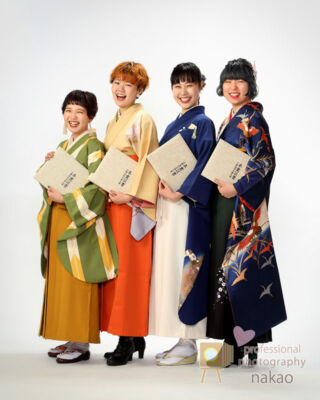 卒業写真 証書を持って笑顔の仲良し4人組 卒業写真 仲良し4人組