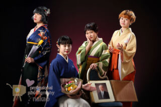 卒業写真 仲良し4人組 芸術系の大学卒業生ならではのちょっと変わったポージング 卒業写真 仲良し4人組 ちょっと変わったポーズ