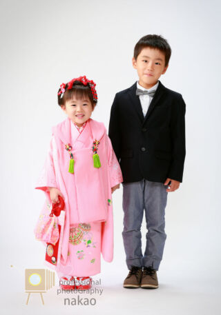 七五三 女児の三つ祝い ピンクの被布を着てお兄ちゃんと一緒に