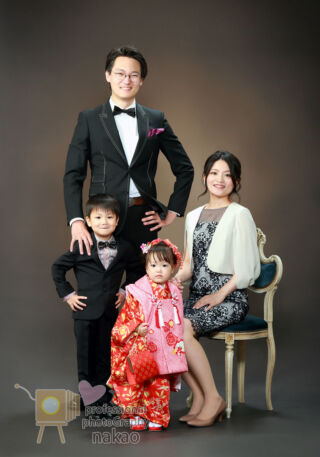 七五三のお祝い 女児の三つ詣り ご家族4人で記念撮影