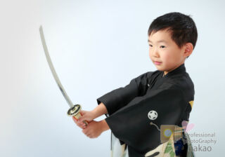 七五三 男児の三つ祝い 剣を持ってご機嫌な様子