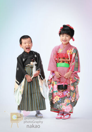 七五三 七つの女児と三つの男児 姉弟で仲良く