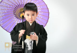 七五三 三つ祝いの男児、傘を持ってちょっと大人びた雰囲気で。