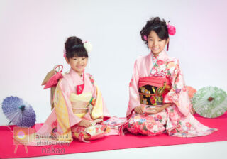 七五三のお祝い 7歳の姉と3歳の妹、華やかな晴れ着姿