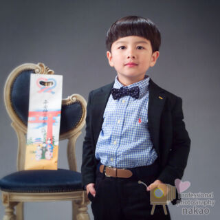 七五三 三歳男児のお祝い、スーツに蝶ネクタイ姿もなかなか男らしい