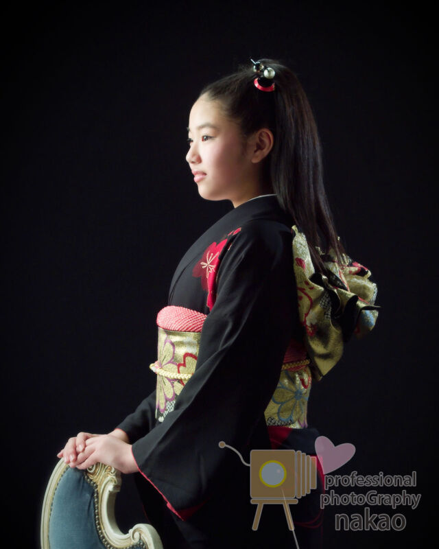 十三詣り　振袖姿の女子　大人びた黒いお着物