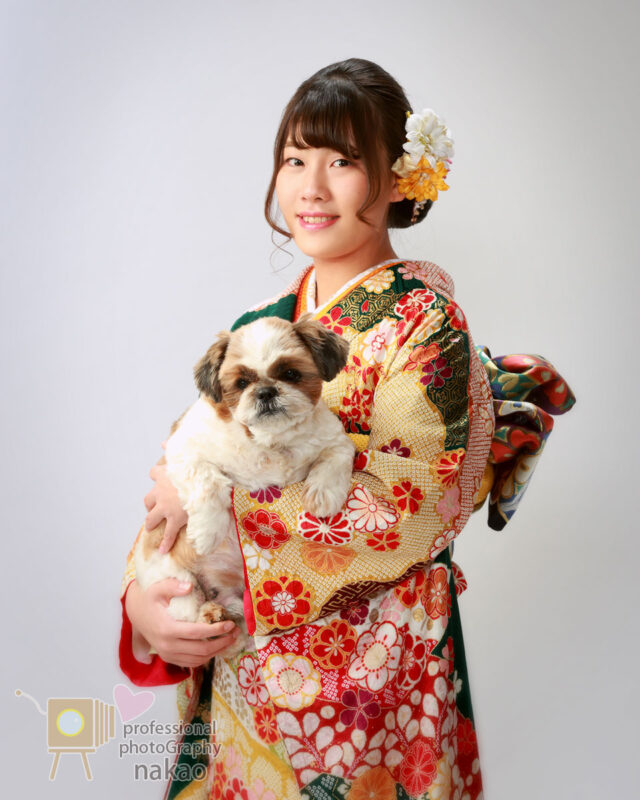 成人式　愛犬を抱く振袖のお嬢様