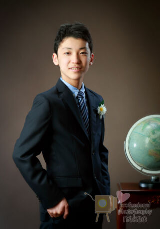 小学校卒業 スーツ姿の男子 小学校卒業 スーツ姿の男子 地球儀とともに