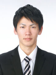 目元は大きなポイントです。睨みつけるのではなく、意識的に相手の目をしっかり見つめるようなイメージで撮影に臨みましょう。 リクルート用証明写真