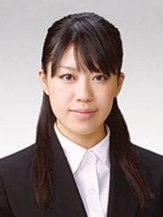 履歴書に貼るお写真は、真正面でなくてはならない訳ではありません。ほんのわずか体を斜めにするだけでも、真正面の写真にはない動きが生まれて目に留まり易くなる効果があります。 リクルート用証明写真