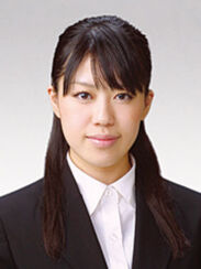 履歴書に貼るお写真は、真正面でなくてはならない訳ではありません。ほんのわずか体を斜めにするだけでも、真正面の写真にはない動きが生まれて目に留まり易くなる効果があります。 リクルート用証明写真