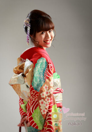成人記念 振袖姿のお嬢さん 振り返り姿