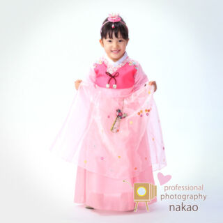 七五三 チマチョゴリ姿で三つ祝い 大人顔負けの本格的な刺繍やレースが可愛い