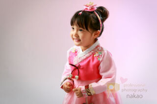 七五三 チマチョゴリ姿で三つ祝い カチュウシャタイプの髪飾りも素敵ですね