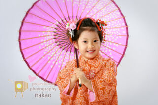 七五三 三つ祝い 母様から引き継いだお着物姿 傘を持ってニッコリ!