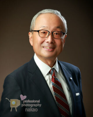 ローキー調のプロフィールフォト。重厚な雰囲気の中での柔らかい表情が安心感を醸し出します。