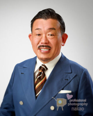 ハイキー調のプロフィールフォト。明るい背景で軽快なイメージ。 プロフィールフォト