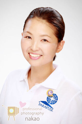 明るく元気な印象を受けるセラピスト・MICHIKOさん、お写真で最初の信用度UP! プロフィールフォト 笑顔女性の半身写真