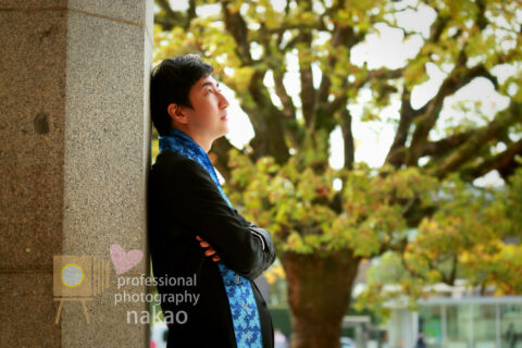 京都大学卒業写真 on location クスノキを背景に 修士ストールを着用
