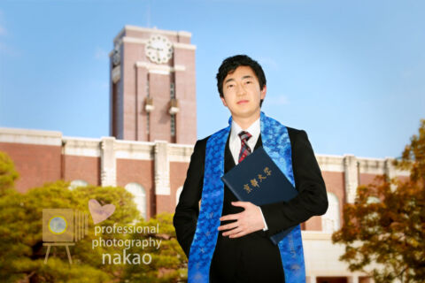 京都大学卒業写真 on location 時計台を背景に 修士ストールを着用