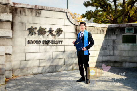 京都大学卒業写真 on location 正門前にて 修士ストールを着用して