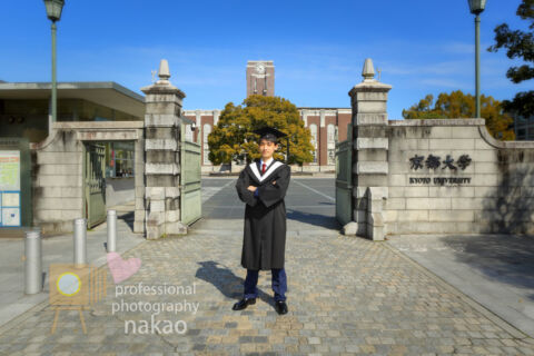 京都大学卒業写真 on location 正門前にて マントを着用