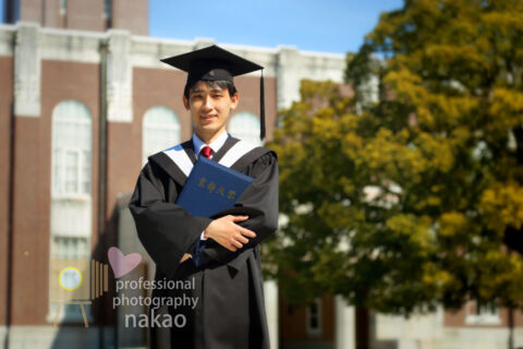 京都大学卒業写真 on location 時計台前広場にて マントを着用