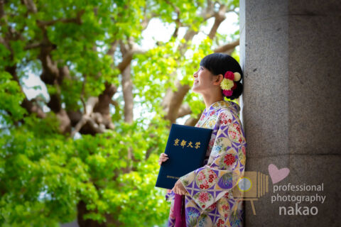 京都大学卒業写真 on location 時計台記念館玄関にて クスノキを背景に