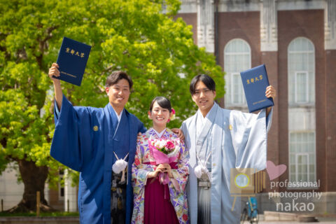 京都大学卒業写真 on location 時計台前広場にて 学友とともに