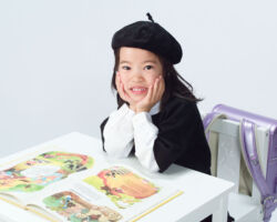 小学校入学記念写真 机に向かってのお勉強スタイル 小学校入学記念写真 お気に入りのパープルのランドセル