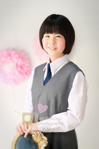 小学校卒業 女子 制服姿 上着を脱いでカジュアルに 小学校卒業 制服姿の女子