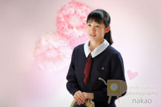 小学校卒業 女子 制服姿で 小学校卒業 制服姿の女子