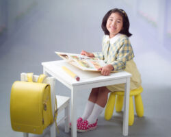 小学校入学記念写真 黄色が大好き、お洋服もランドセルも黄色を基調色に 小学校入学記念写真 黄色いランドセルがお気に入り