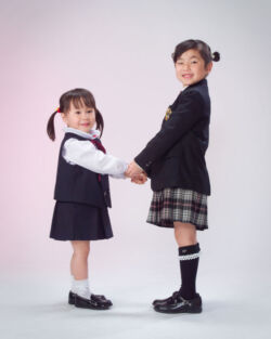 入園記念写真 お姉ちゃんとお遊戯の時間 入園記念写真 お姉ちゃんと手を繋いで