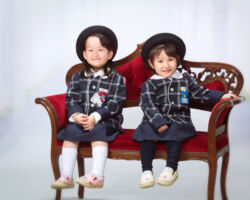 入園記念写真 年長さんのお姉ちゃんと一緒にご機嫌な様子 入園記念写真 姉妹2人での1枚