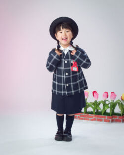 入園記念写真 新しい制服に身を包んでうれしそう 入園記念写真 新しい制服で嬉しそうな女児