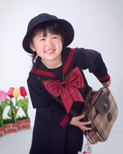 入園記念写真 新しい制服と新しいカバンでキラキラした笑顔 入園記念写真 新しいカバンを掛けて嬉しそう