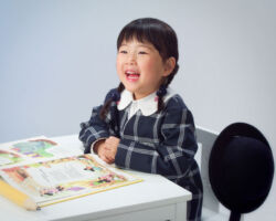 入園記念写真 机に向かってのお勉強、大きな声でご返事ができました 入園記念写真 机に向かってのお勉強姿